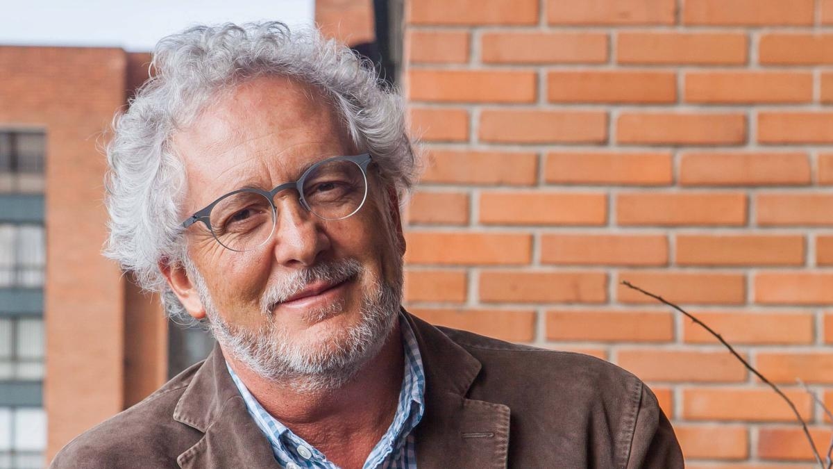 Héctor Abad Faciolince: 'Ik ben een van de lafaards die overleven.' De schrijver vertelt over 'Nu en in het Uur'