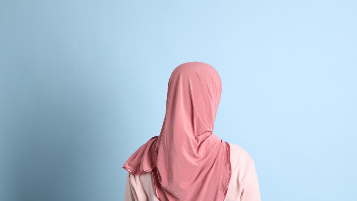 L'Iran a suspendu la loi obligeant les femmes à porter le hijab : une femme l'a retiré en direct en signe de libération