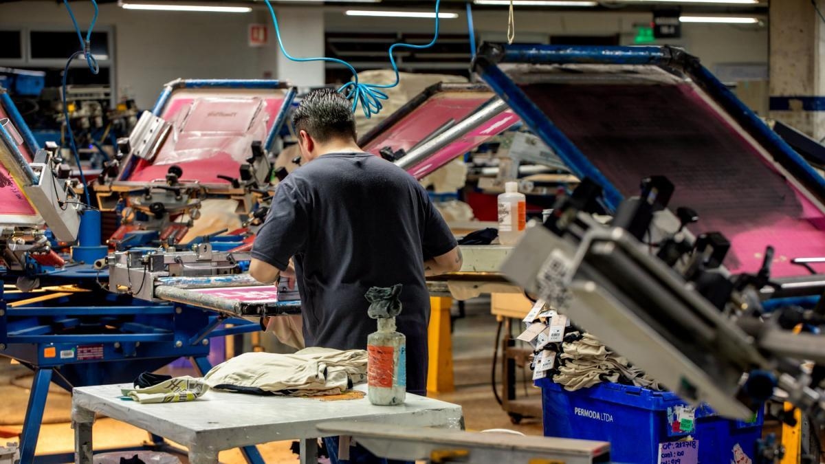 Hoeveel zouden de lonen stijgen en welke sectoren zouden het meeste profiteren van de arbeidsmarkthervorming, aldus de regering?