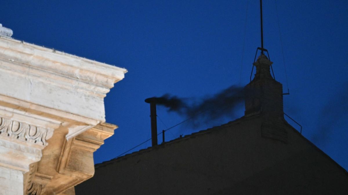 Schwarzer Rauch und langes Warten am ersten Tag des Konklaves