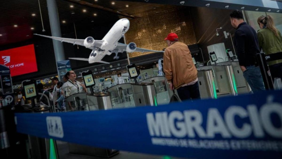 Wenn Sie einen Flug haben, empfiehlt die kolumbianische Einwanderungsbehörde, aufgrund der Ankündigung des „Schildkrötenplans“ rechtzeitig am Flughafen einzutreffen.