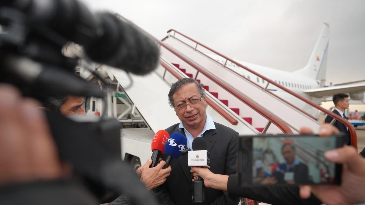 What is Gustavo Petro's government seeking by submitting a new request for a referendum to the Senate?