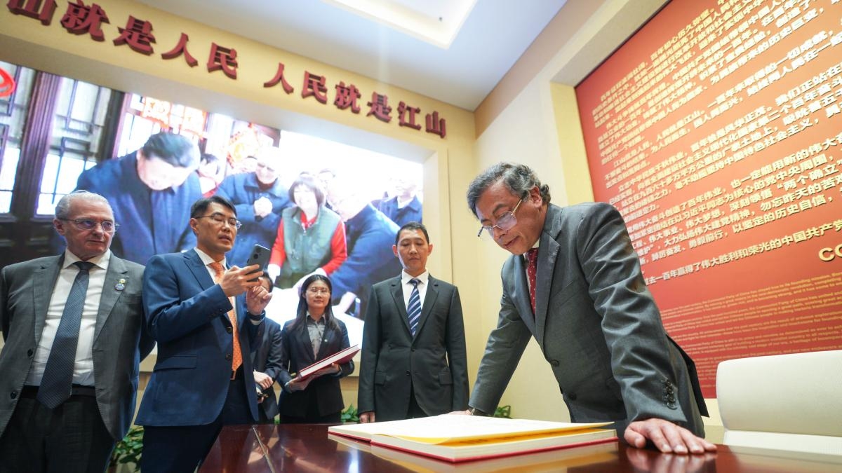 With his adherence to the Silk Road and his application to join the BRICS Bank, President Petro concludes his tour of China.