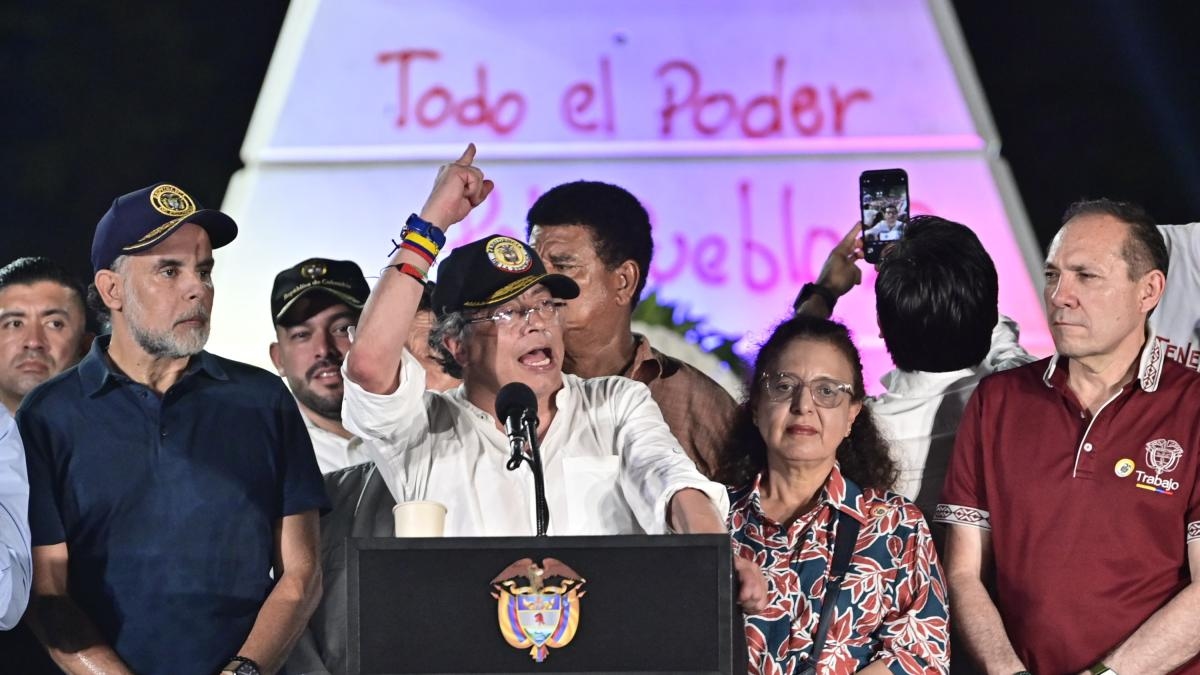 Gustavo Petro rafforza il suo impegno a favore del referendum 2.0 attaccando i senatori che hanno votato contro.