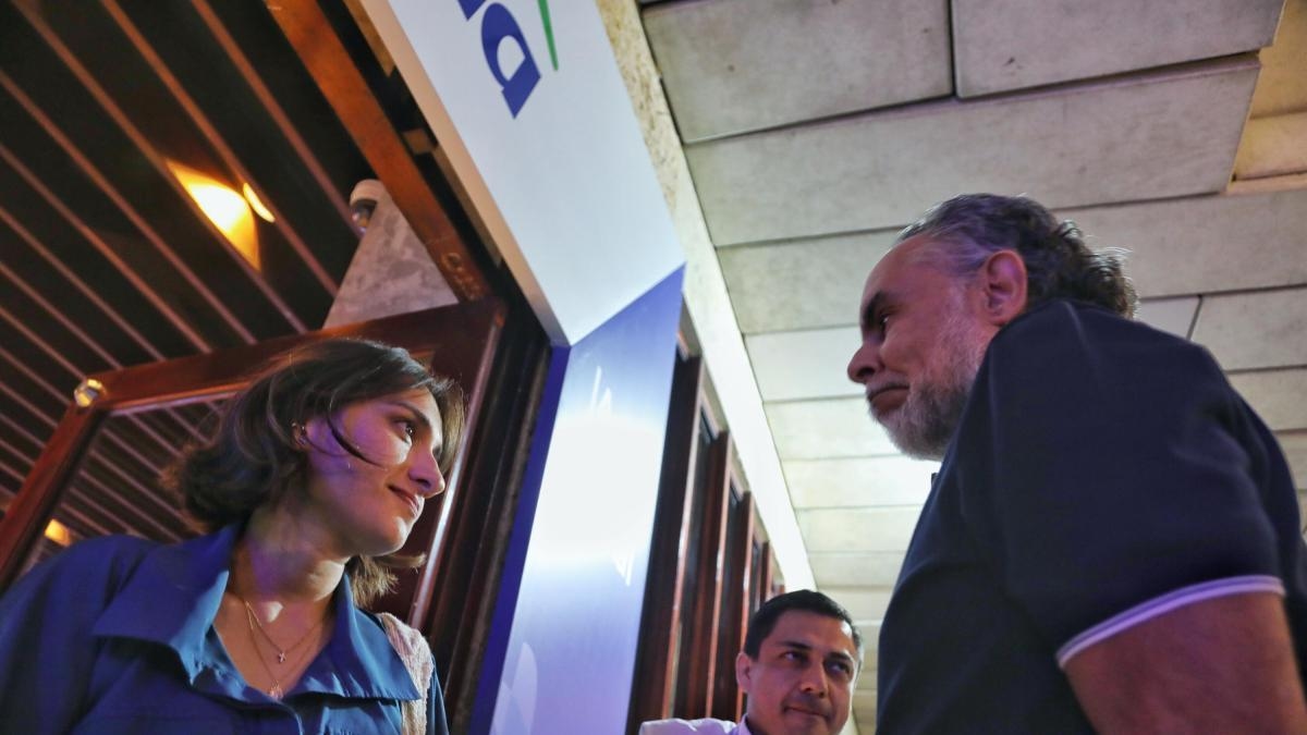 Der Kuss zwischen Laura Sarabia und Armando Benedetti: Das war ihr unerwartetes Wiedersehen in Cartagena.