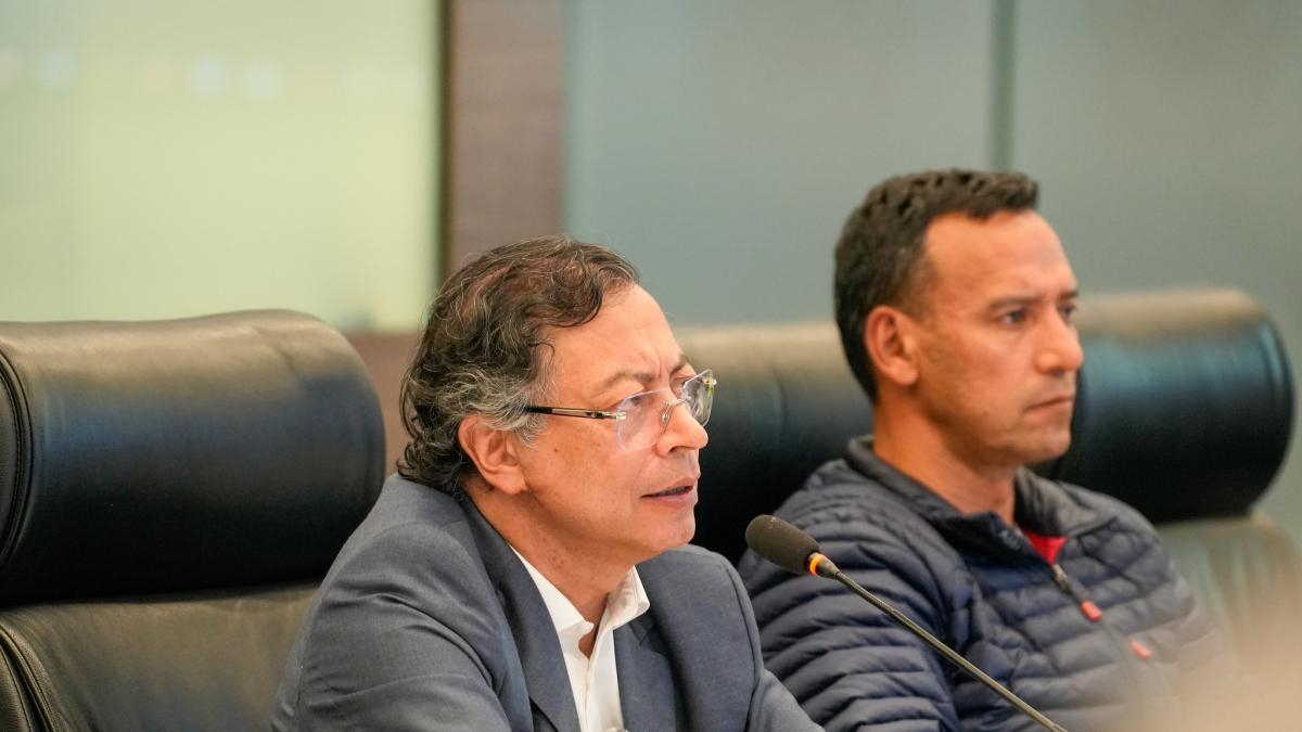 Gustavo Petro, kabinesindeki çocuklara yönelik tehditleri kınadı ve bunların Miguel Uribe'ye yapılan saldırıyla bağlantılı olabileceğini söyledi.