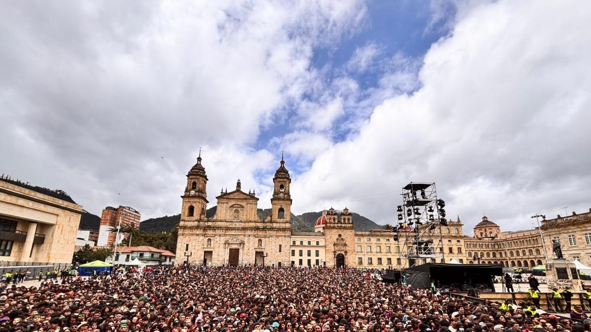 Bogota'daki Plaza de Bolívar'da Umut Konseri: müzik, mesajlar ve isyanlar günü işaretledi