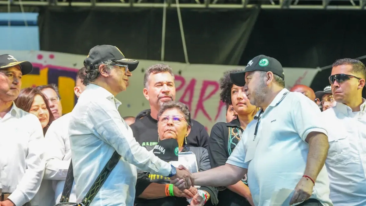Come sono passati i capi delle gang di Medellín dalle celle al palco con il presidente Petro?