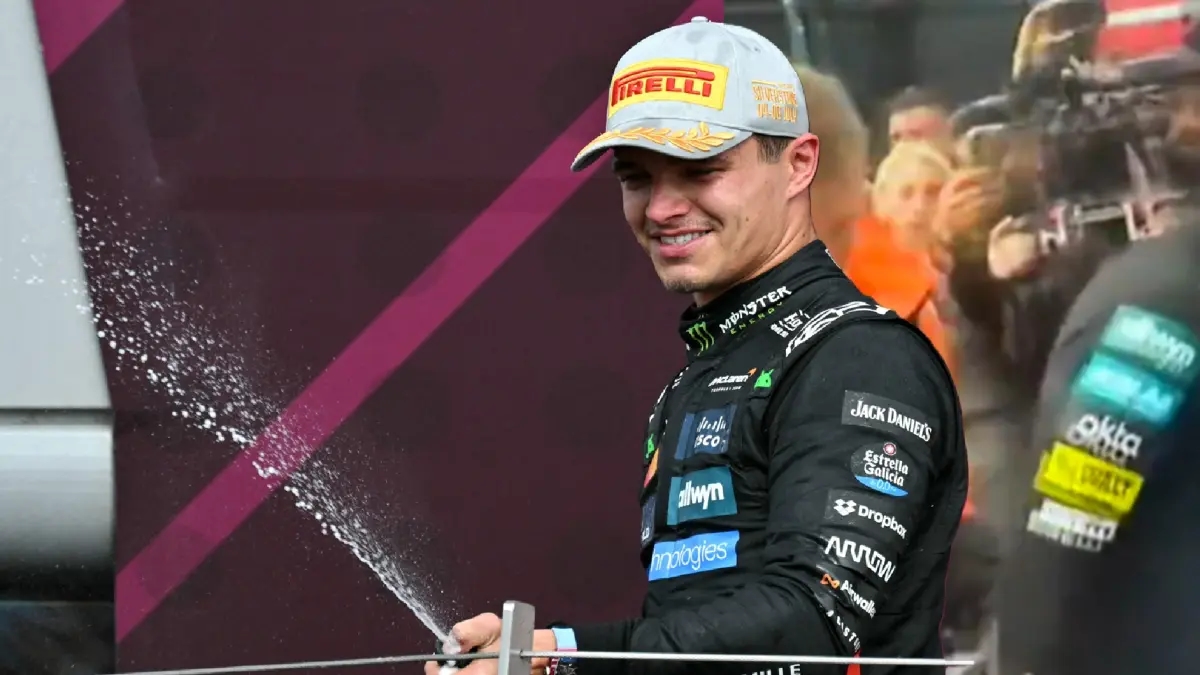 Video | Lando Norris schrikt zich rot tijdens het vieren van zijn overwinning in de Britse GP: hij krijgt een klap in zijn oog.