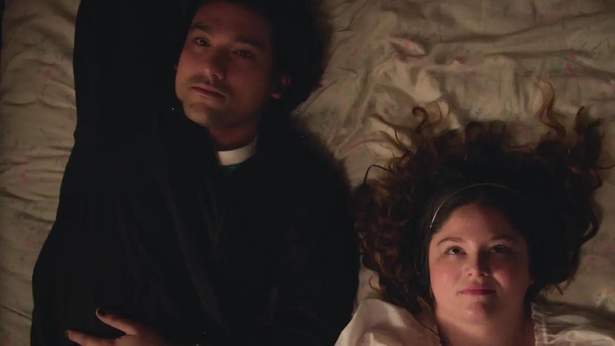 'Too Much' fala sobre as reviravoltas da vida com humor