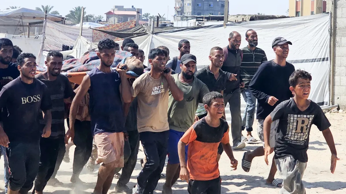 Caos durante la distribuzione di cibo nella Striscia di Gaza: i gas lacrimogeni avrebbero causato la calca in cui sono morte 20 persone.
