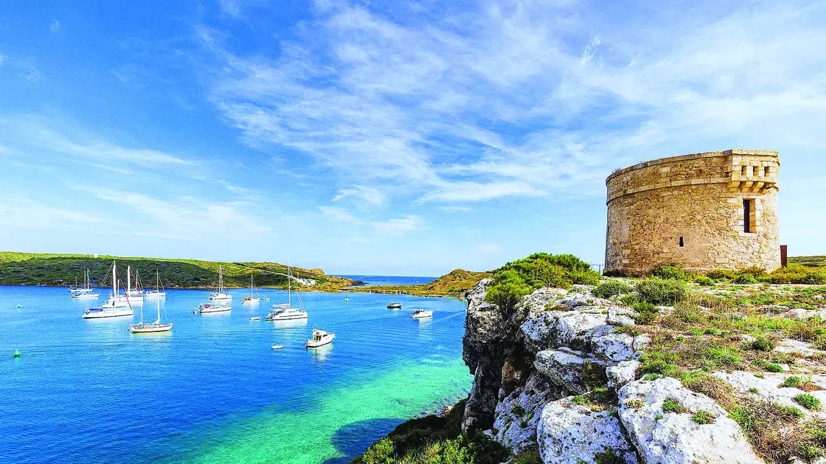 Minorca: è il nuovo lusso delle Isole Baleari, che rifugge il glamour degli hotel a 5 stelle e sorprende il settore turistico.