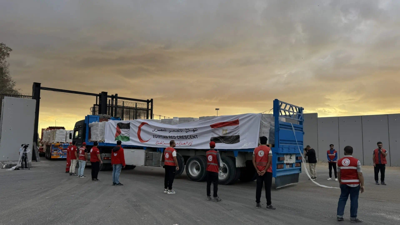 Egypt sends trucks with aid to Gaza again