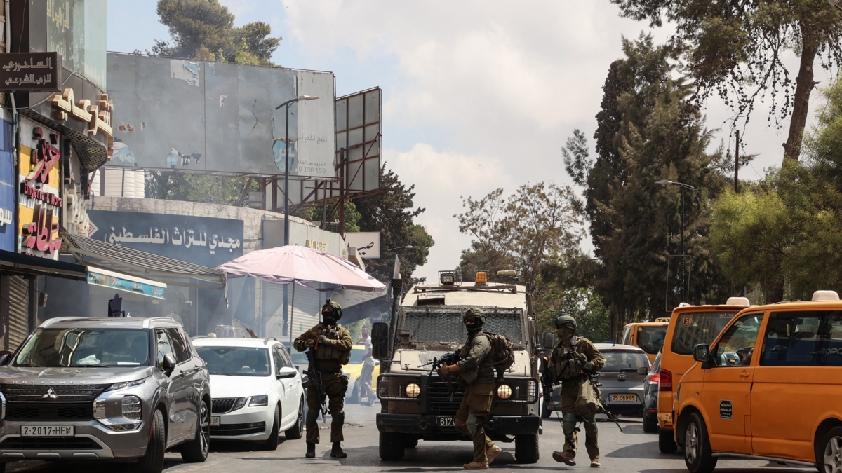 Het Israëlische leger doodt twee Palestijnse tieners die ervan worden beschuldigd een molotovcocktail over een van de scheidingsmuren op de Westelijke Jordaanoever te hebben gegooid.