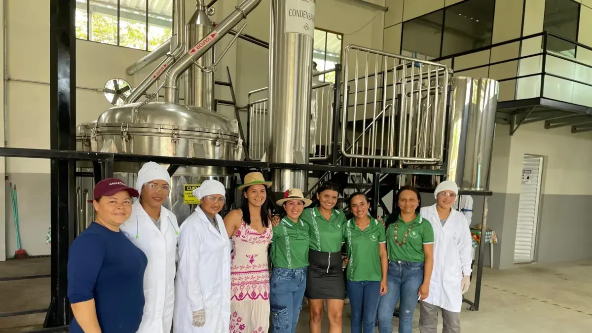 As mulheres que lideram a produção de óleos na Amazônia que dão vida a alguns dos perfumes mais vendidos da América Latina.