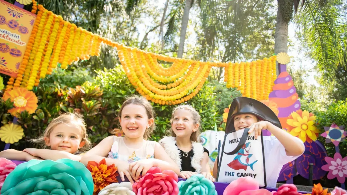 Espantoso no SeaWorld Orlando: o Halloween 2025 chega com uma variedade de personagens, desfiles e atividades infantis.