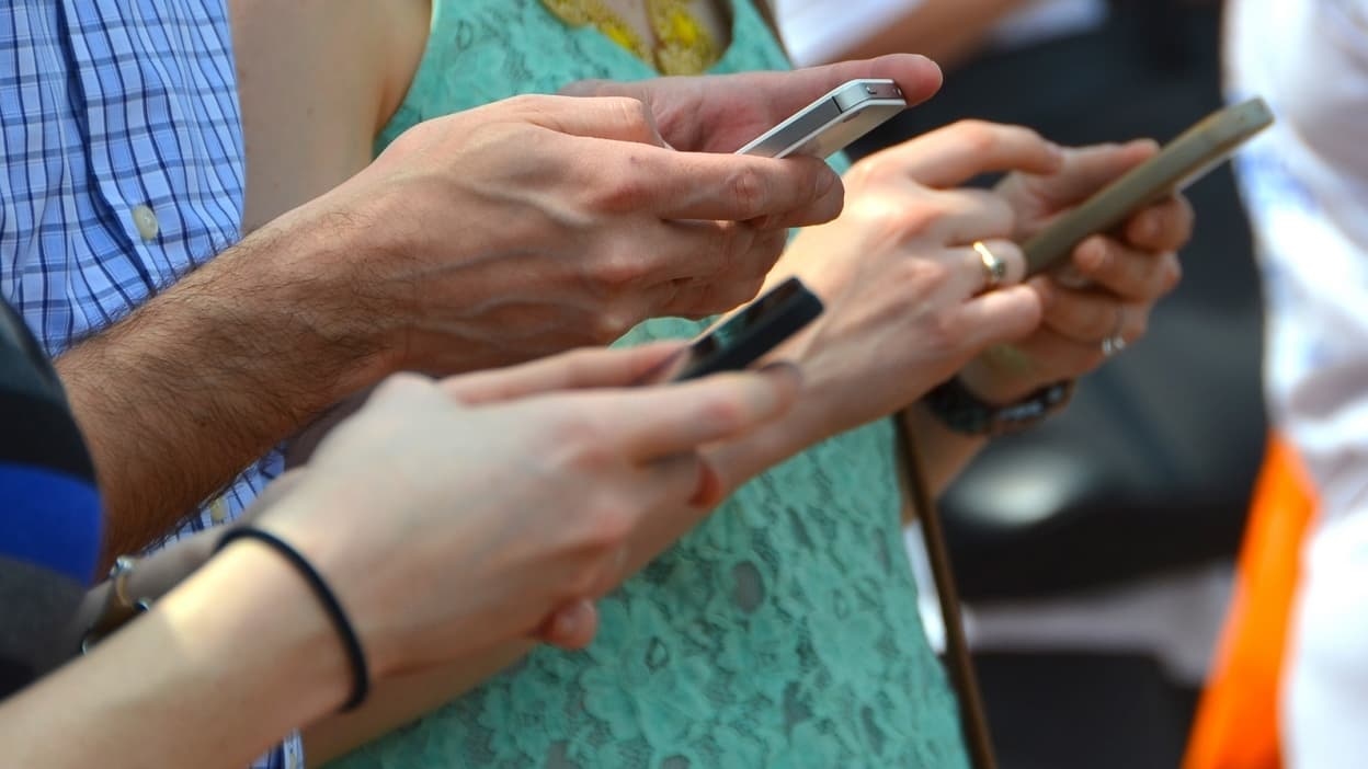 "Böyle çok daha mutluyum": Telefonuna bağımlı olan adam, ekran süresini 8 saatten 3 saate düşürdü