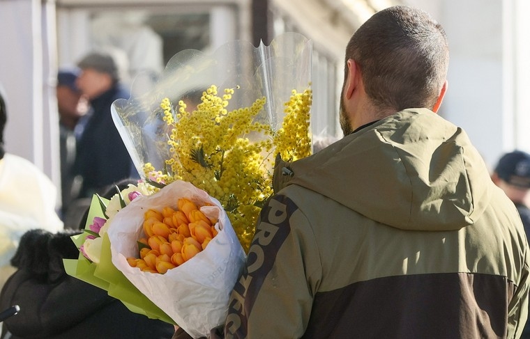 A cultural scientist gave advice on how to choose gifts for colleagues on March 8