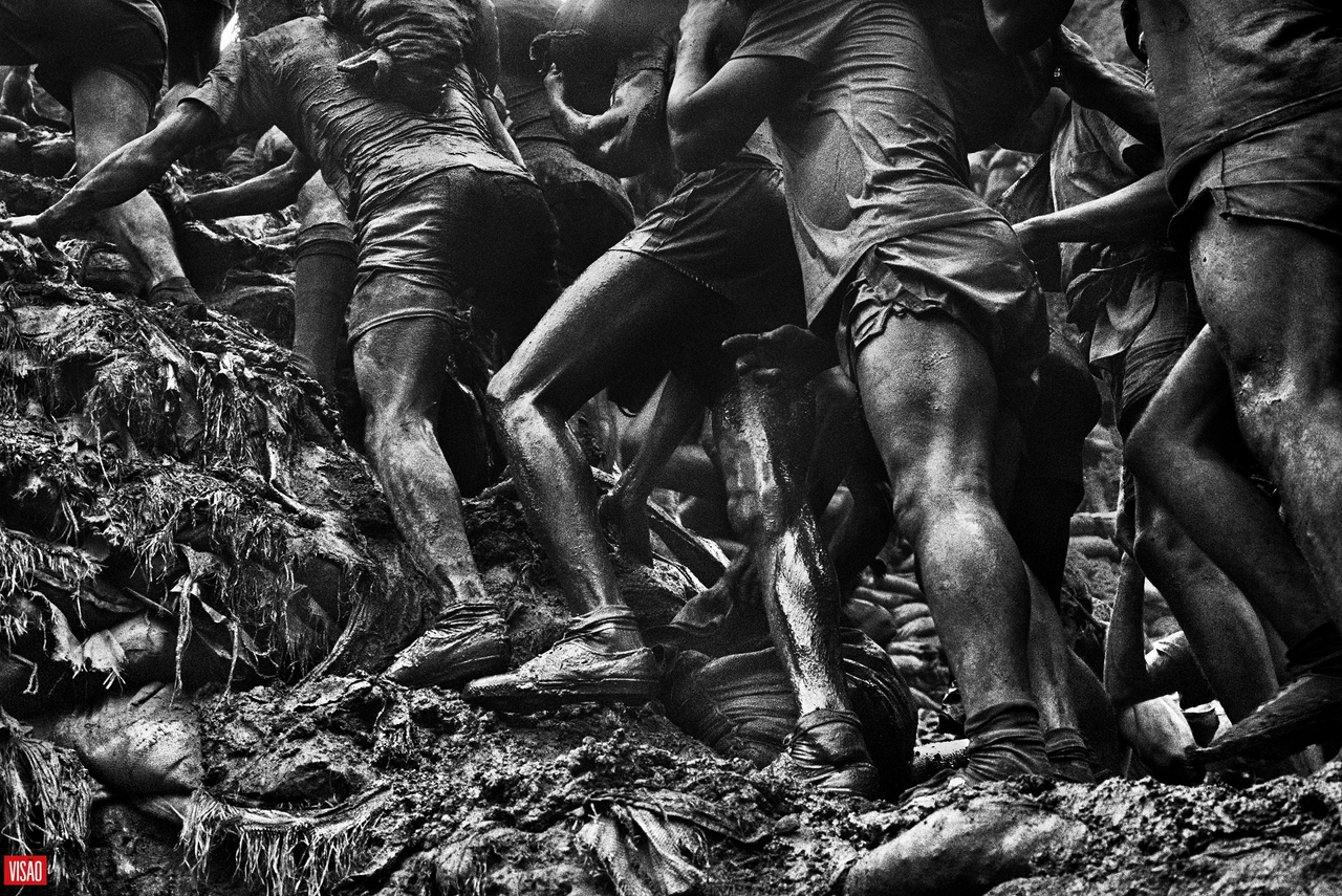 Las fotografías de la esclavitud que Sebastião Salgado encontró en las minas de oro de Brasil