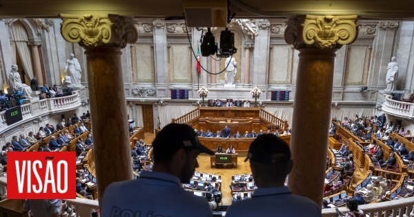 Parlamentodaki sandalye dağılımı onaylandı, ancak Livre'den gelen protestolar ve PSD'ye karşı uzlaşmazlık suçlamaları ile