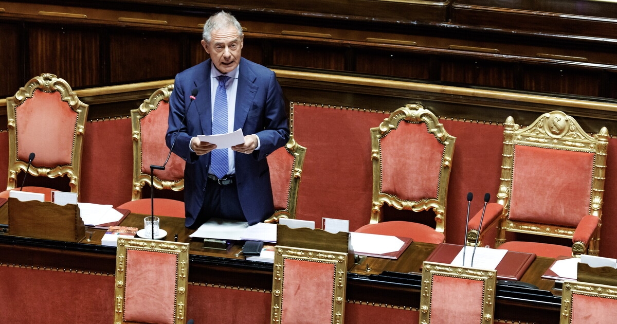 Il "daziario" Urso, tratta i dazi come una pacchia, parla di bussole nautiche ma annega nella retorica. Tornano i Narcisi di Meloni