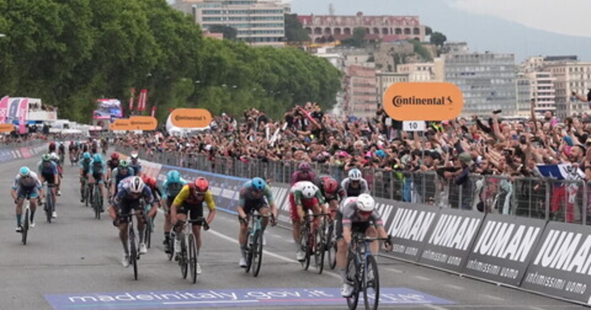 Giro d'Itália, Groves vence sprint ridículo em Nápoles