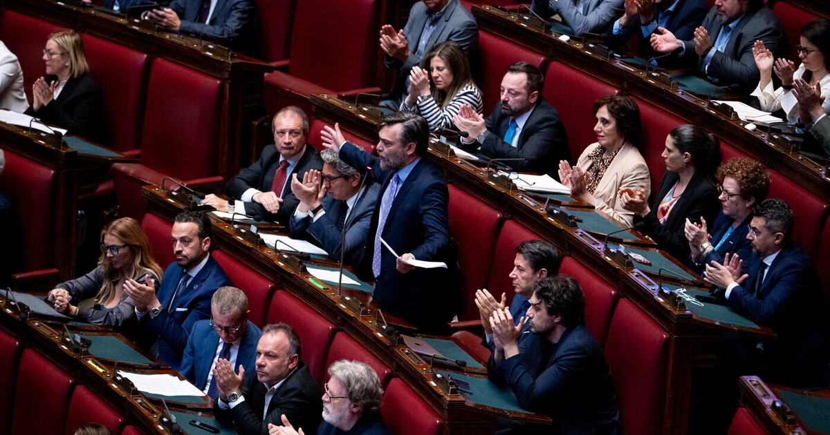Numa Câmara cheia de gritos e hipérboles, apenas um deputado mastiga o silêncio. E ele diz mais do que qualquer outra pessoa