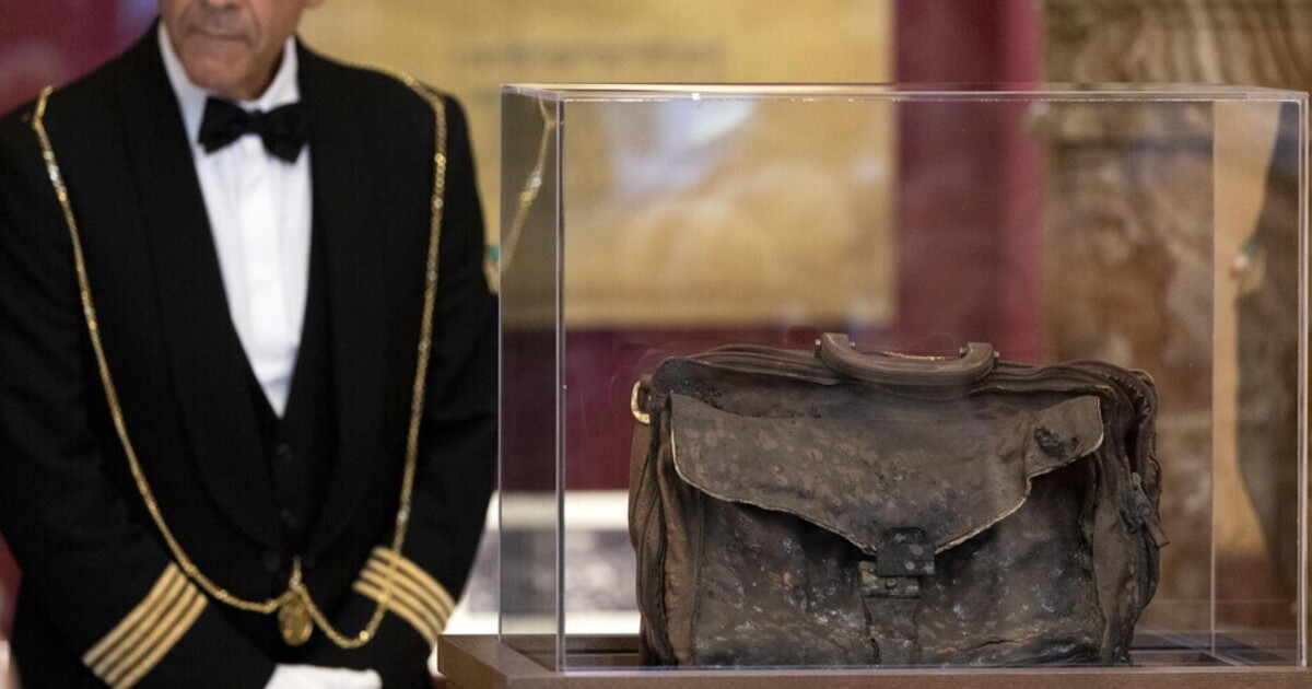 Borsellino's bag on display at the Chamber. "No to the myth of the red agenda", says historian Lupo