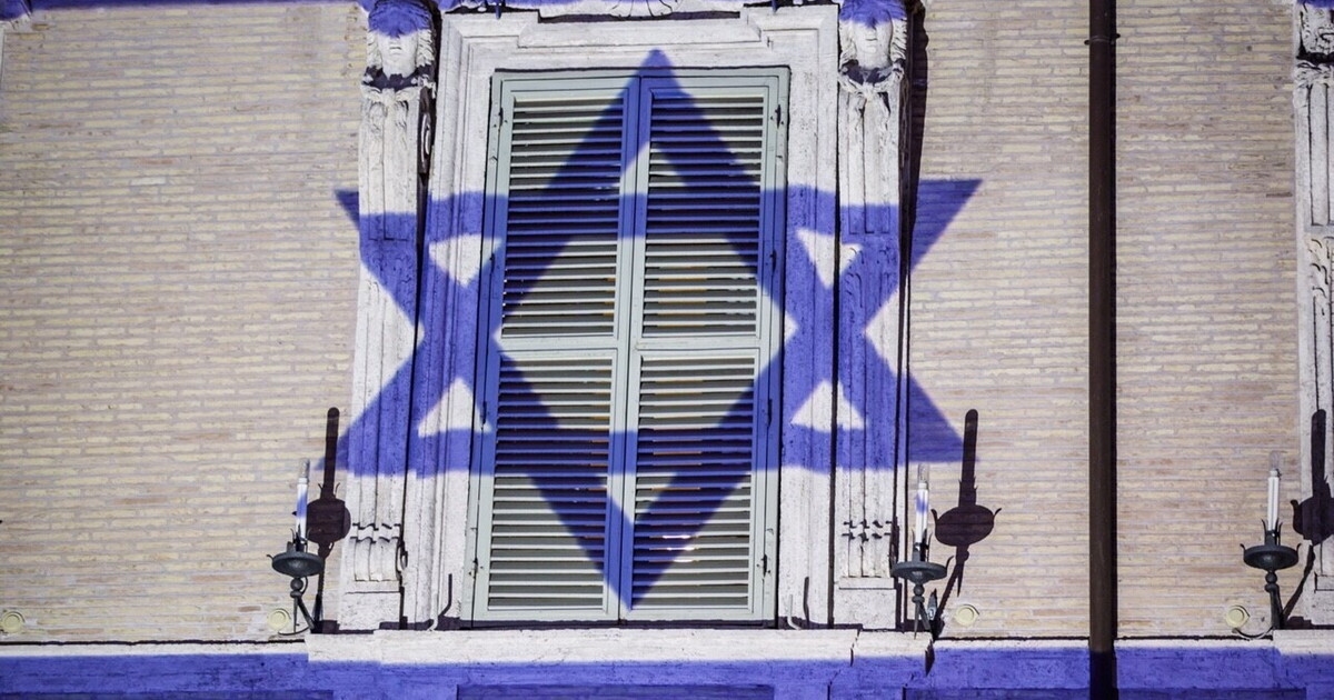The Impossible Mission of Reading a Haaretz in Tehran