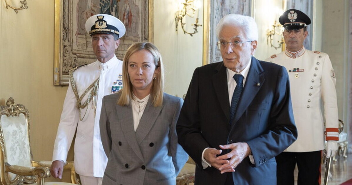 Meloni dopo Mattarella? Il pettegolezzo dell’estate, con indizi e sorrisi