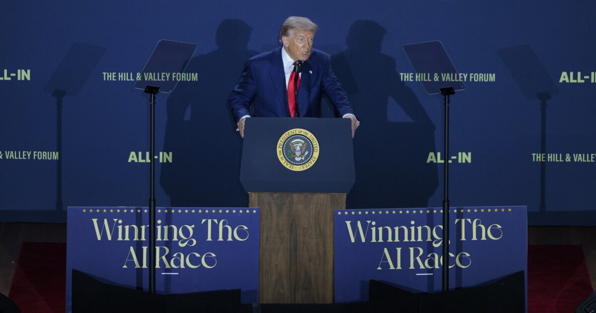 Trump presenteert zijn AI als serieus, betrouwbaar en anti-woke. Maar hij spreekt het op alles tegen.