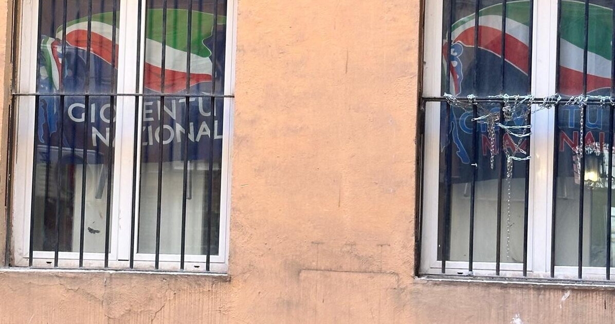 Guerra dentro FdI, i ragazzi di Gioventù Nazionale occupano la sede del partito e si barricano dentro: arriva la polizia