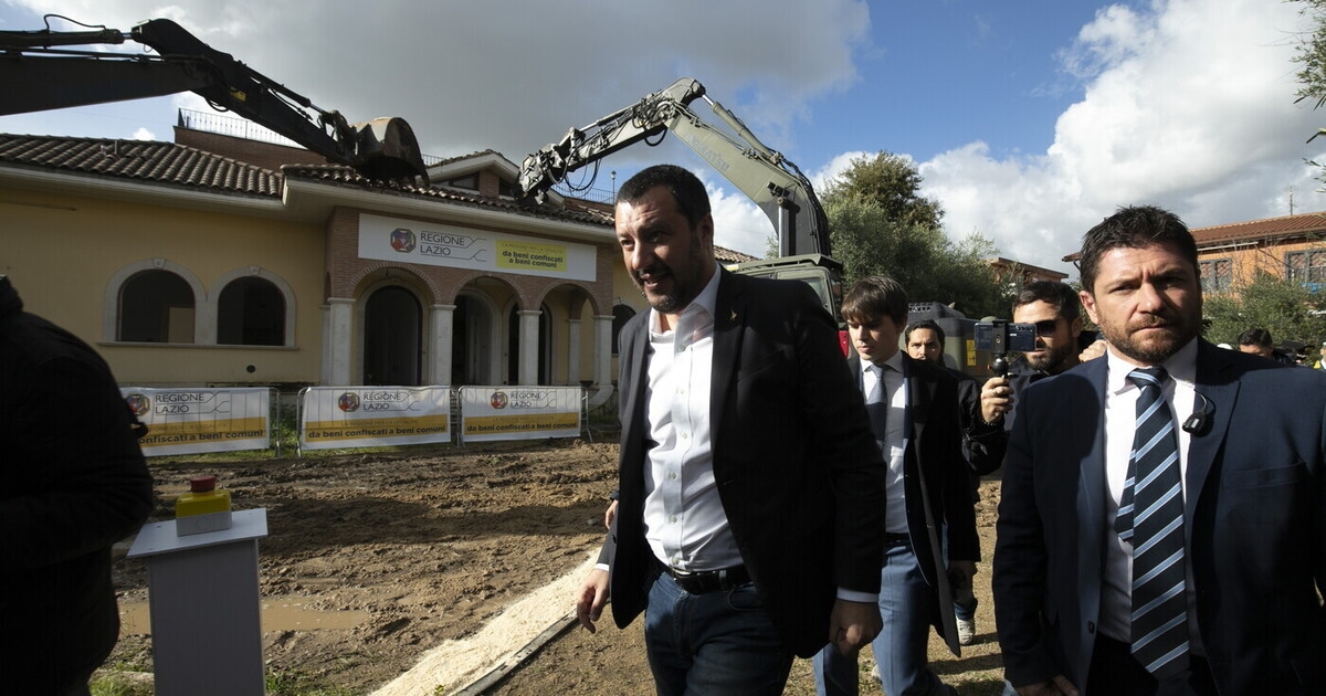 Salvini parcheggia la betoniera e risale sulla ruspa