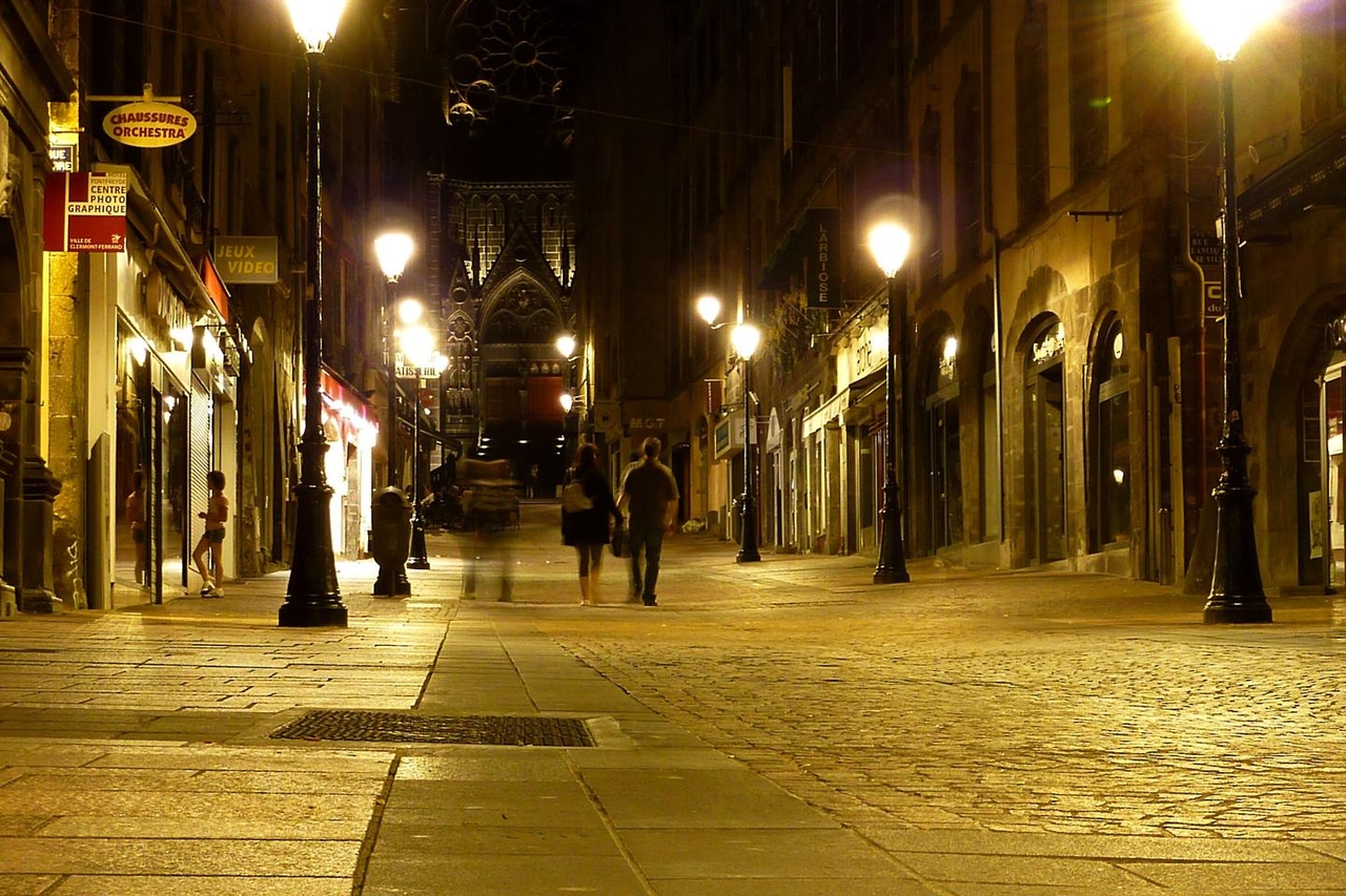Clermont-Ferrand: após uma noite de violência, um corpo carbonizado é encontrado em um carro incendiado