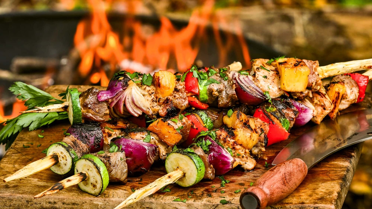 Przepisy na gotowanie w obozie: Kebab z sosem serowym - dla 4 osób