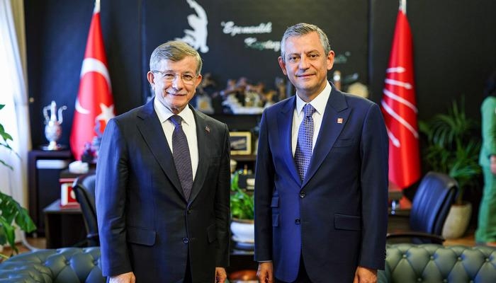 CHP-leider Özgür Özel had een ontmoeting met de toekomstige partijvoorzitter Ahmet Davutoğlu