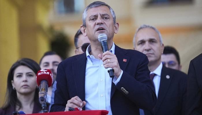 Le chef du CHP, Özgür Özel, a évoqué l'opération de « coffre-fort secret » menée dans la municipalité de Gaziosmanpaşa : « Ils n'ont trouvé que le sceau de la municipalité ! Pas une seule livre turque. »