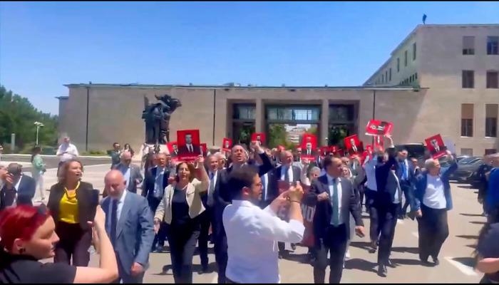 CHP group marched to the Ministry of Justice! AK Party MPs responded to their slogans