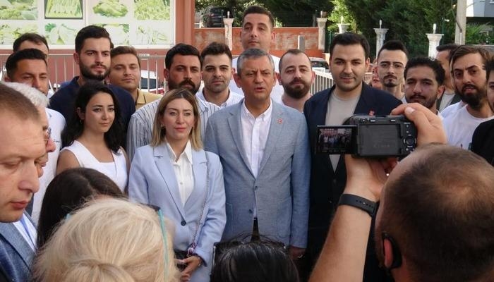 El presidente del CHP, Özel, visita a Böcek, detenido en Antalya