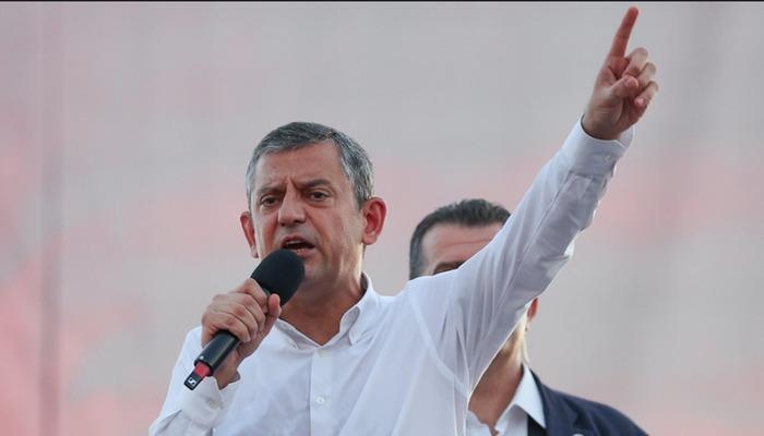 ¡Las acusaciones de la "triple alianza" causaron revuelo! El líder del CHP, Özel, se pronunció con dureza: "Cualquiera se avergonzaría".