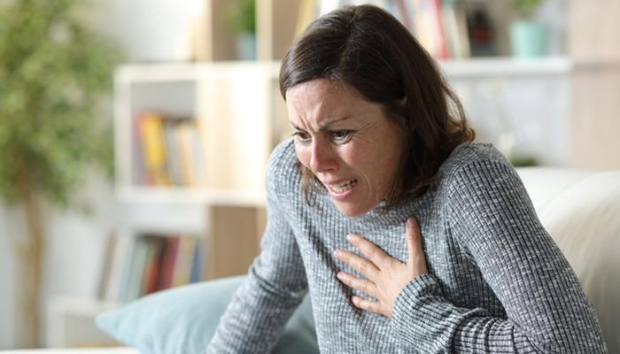 Tu corazón podría estar pidiendo ayuda a gritos: ¡Los infartos en las mujeres son silenciosos! Un experto advierte: No subestimes estos síntomas...