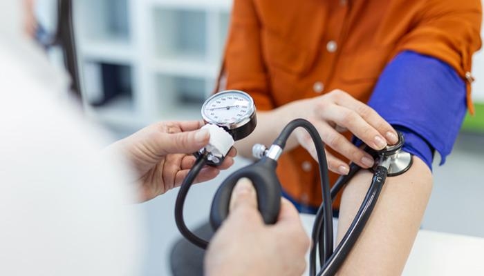 Un cardiólogo experto ofrece 5 consejos de oro para equilibrar la presión arterial a diario. Atención, pacientes con presión arterial alta: "Es como echarle gasolina al corazón".