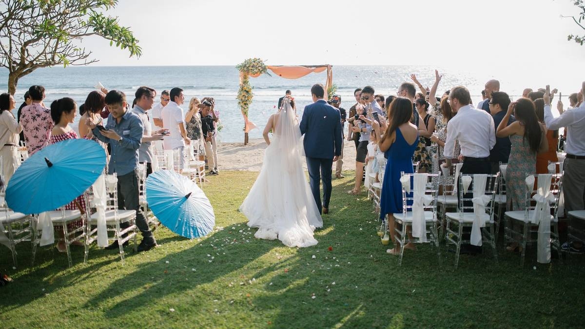 Ślub na plaży. Kwota może przyprawić o zawrót głowy