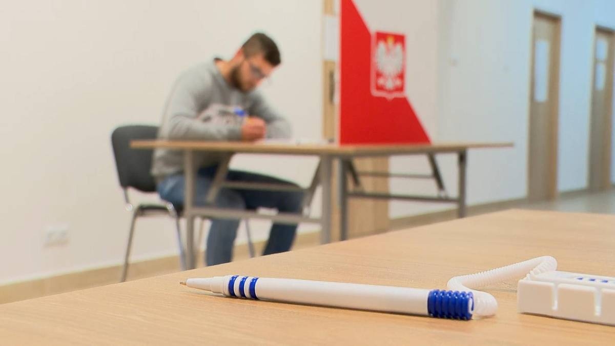 De presidentsverkiezingen zijn begonnen. Polen stemmen