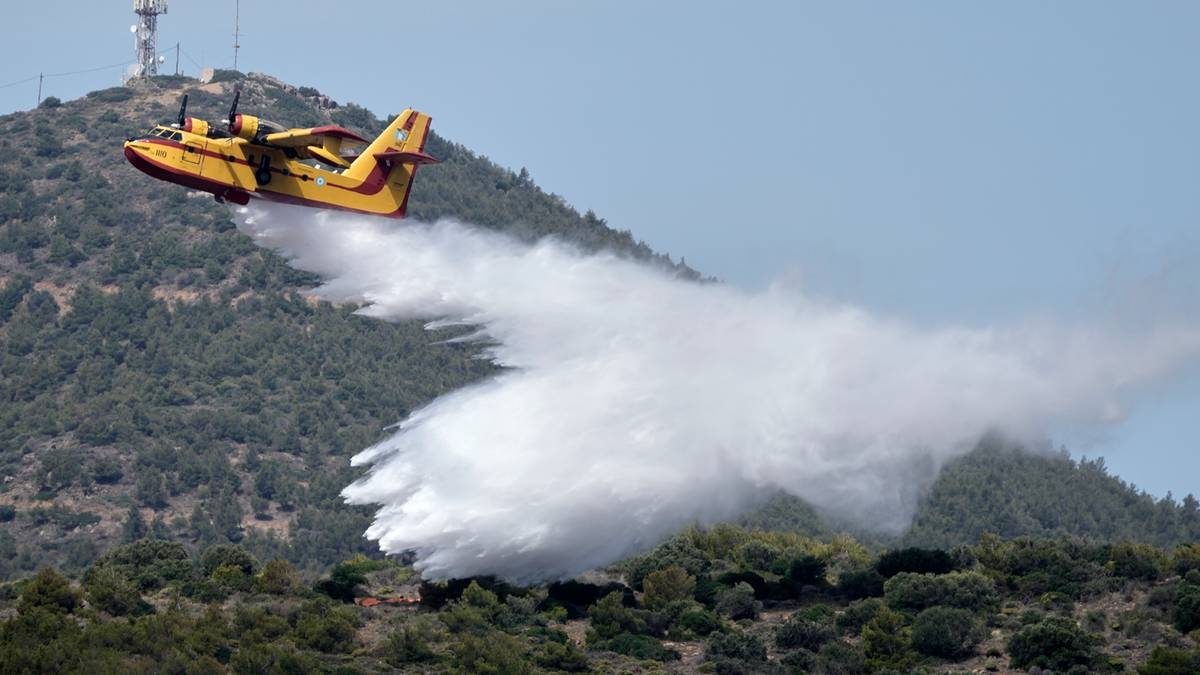 El fuego está fuera de control. La isla popular está invadida por los elementos.