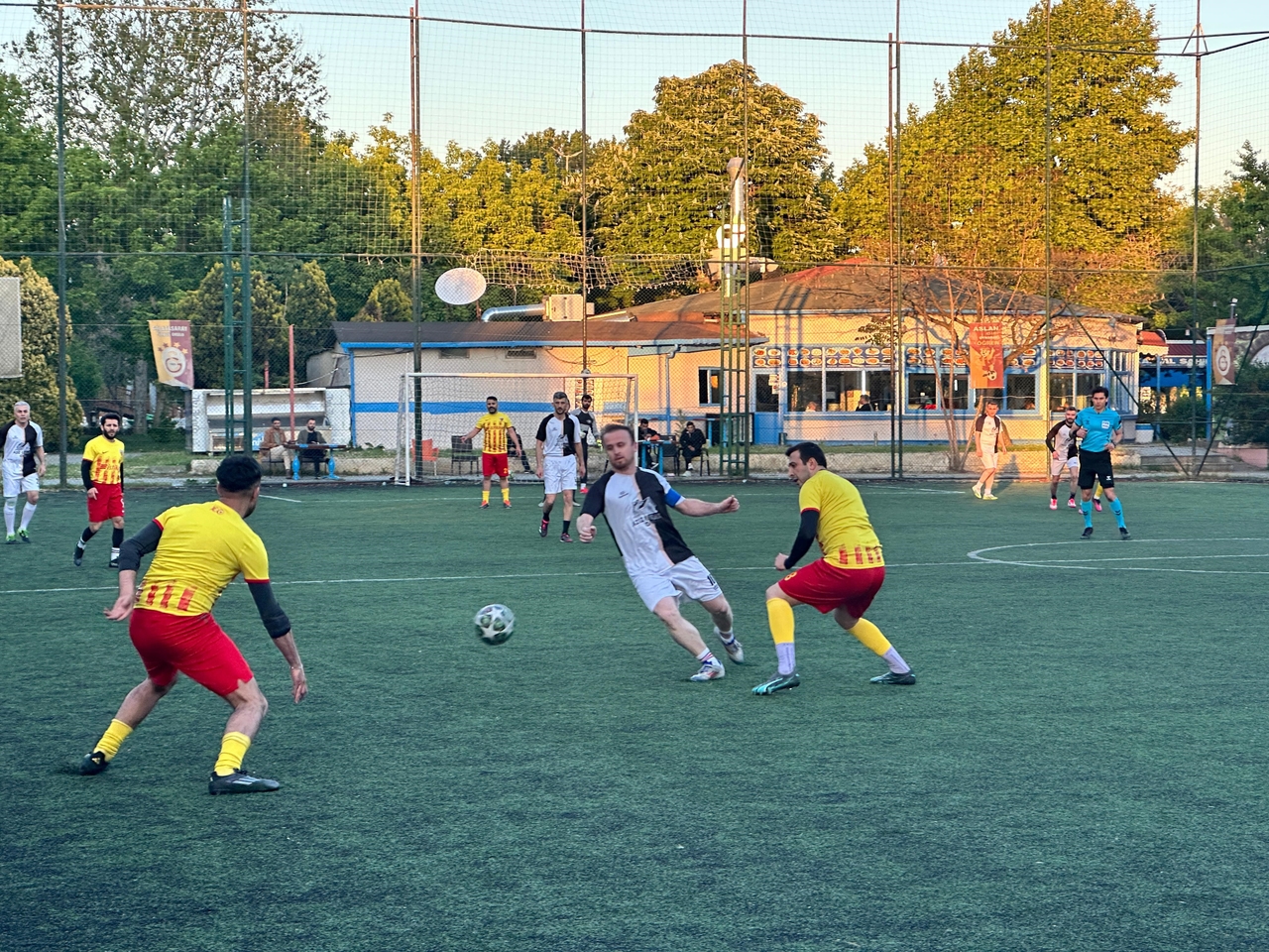 Finale beim 12. Traditionellen Fußballturnier des Istanbuler Anatolischen Gerichts