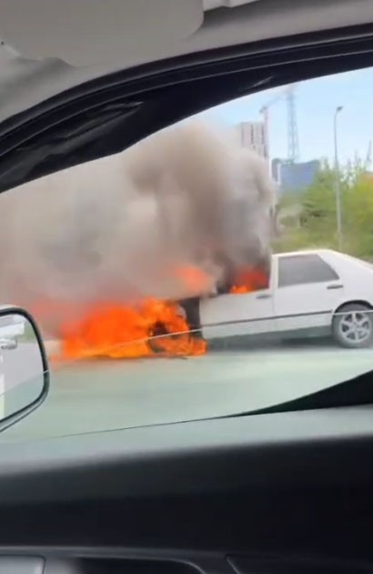 Ein Schlauch wurde verwendet, um in das brennende Auto in Basın Ekspres einzugreifen