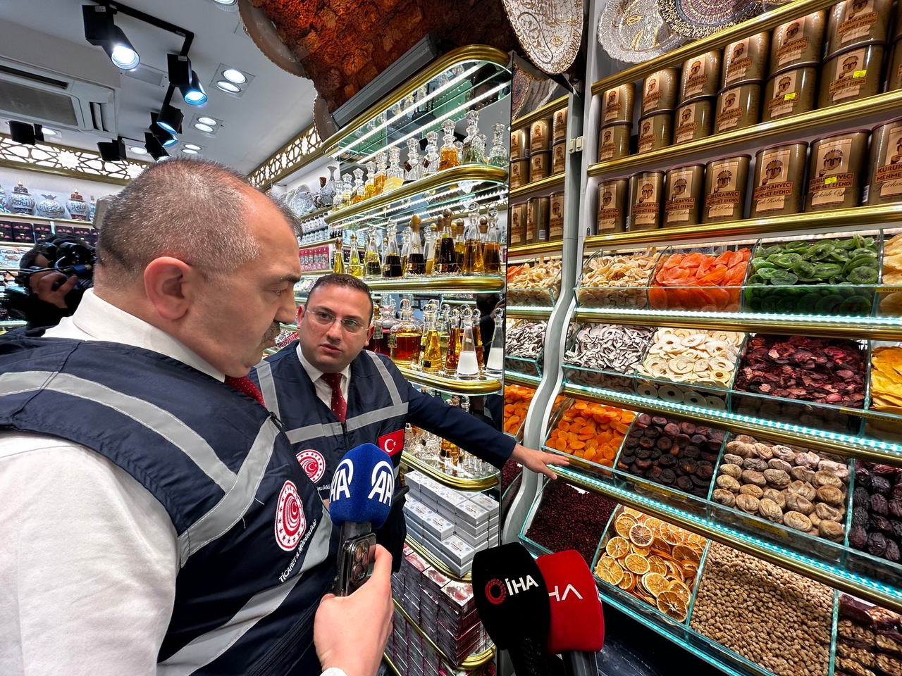 Prijsopdrijvingsinspectie in de Kruidenbazaar vóór Eid al-Adha