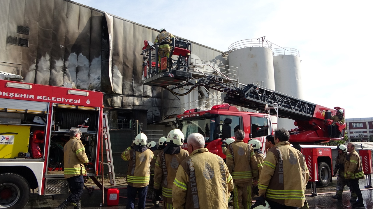 Fabrieksbrand in Tuzla: vlammen van generator slaan over naar buiten