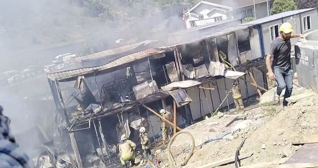 Brand breekt uit in container waar werknemers verblijven in Gaziosmanpaşa